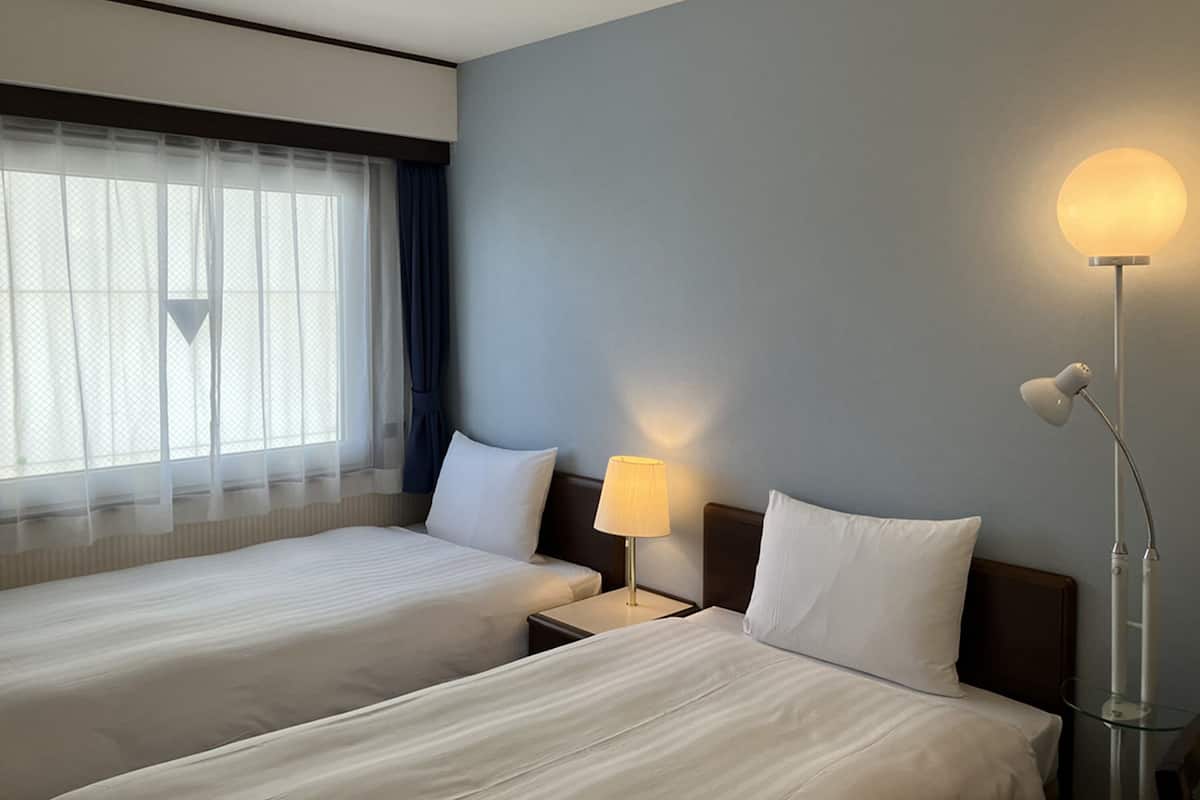 Escritorio, espacio para trabajar con laptop y ropa de cama