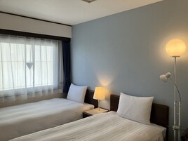 Escritorio, espacio para trabajar con un portátil, ropa de cama