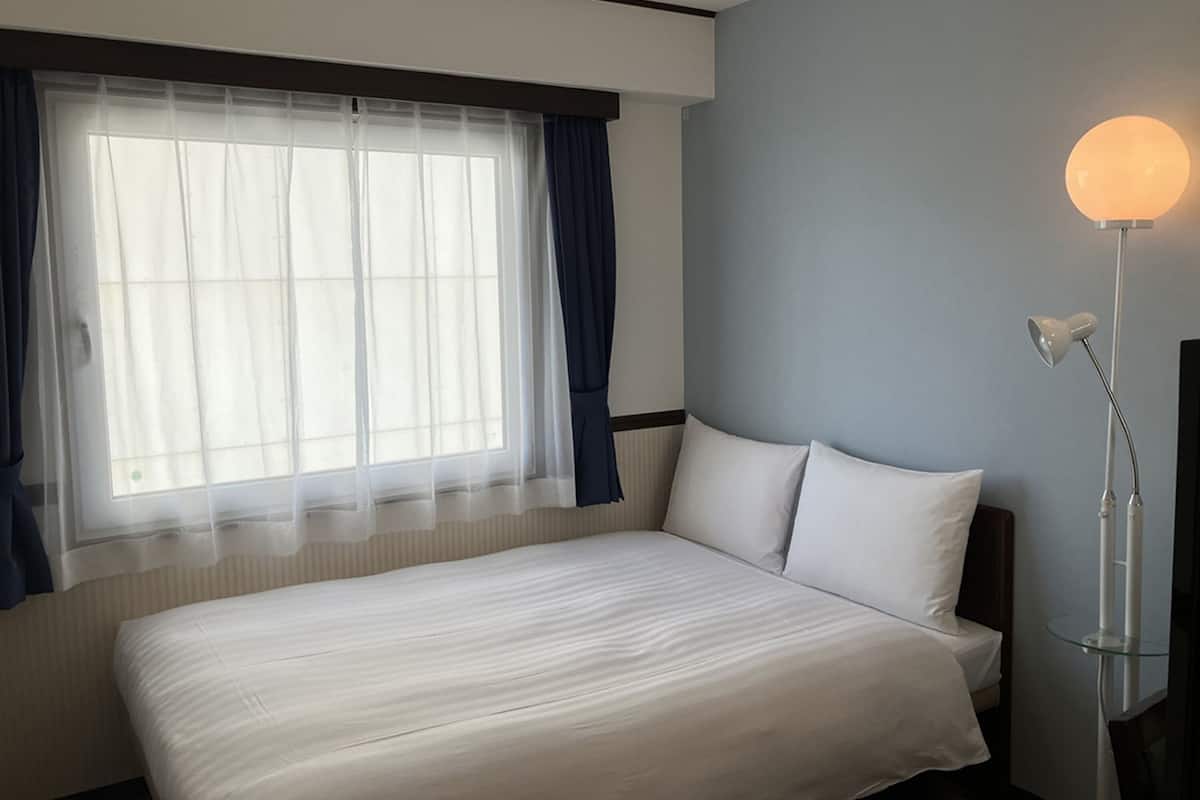 Escritorio, espacio para trabajar con laptop y ropa de cama