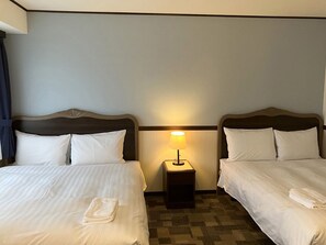 Standard tvåbäddsrum - icke-rökare | Skrivbord, arbetsyta för laptop och sängkläder