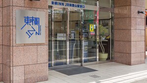 Ein Hotel Eingang mit einem Schild, das anzeigt, dass es sich um ein Toyoko Inn handelt.