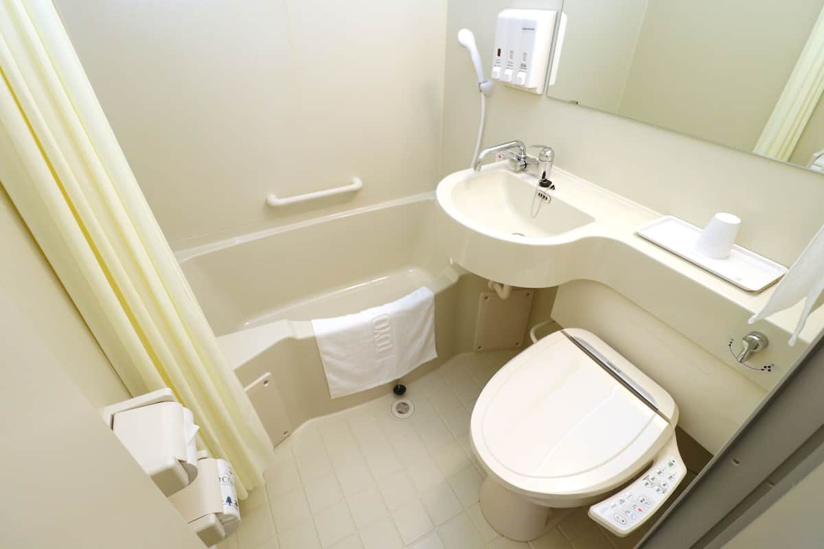 combined shower/bathtub, free toiletries, slippers, electronic bidet