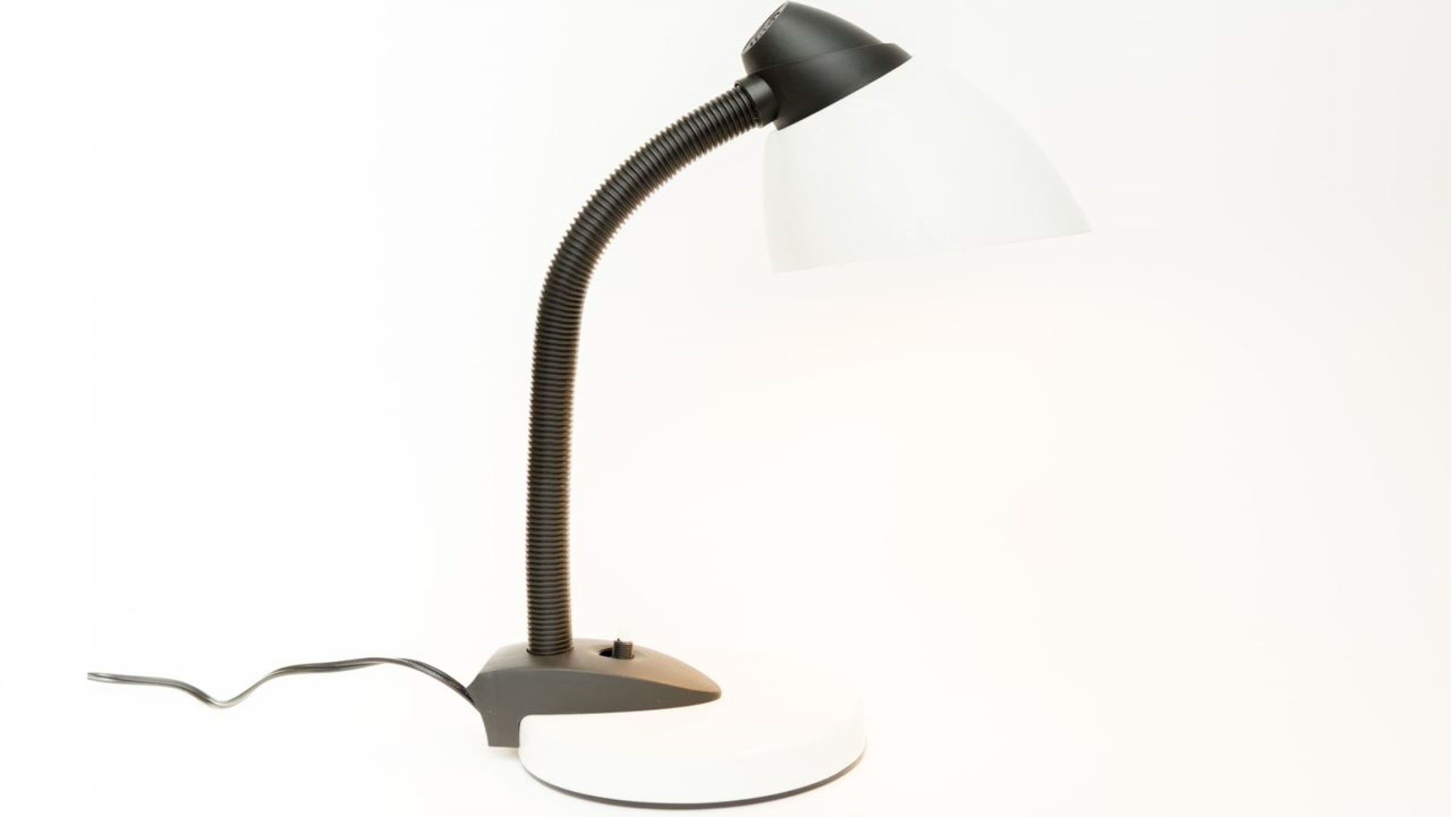 Una lámpara de escritorio con cuello flexible y pantalla blanca.