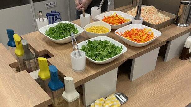 Uma mesa de buffet com diversos alimentos e acompanhamentos.