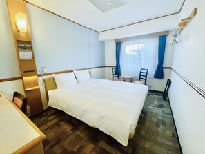 Skrivbord, arbetsyta för laptop, mörkläggningsgardiner och gratis wi-fi