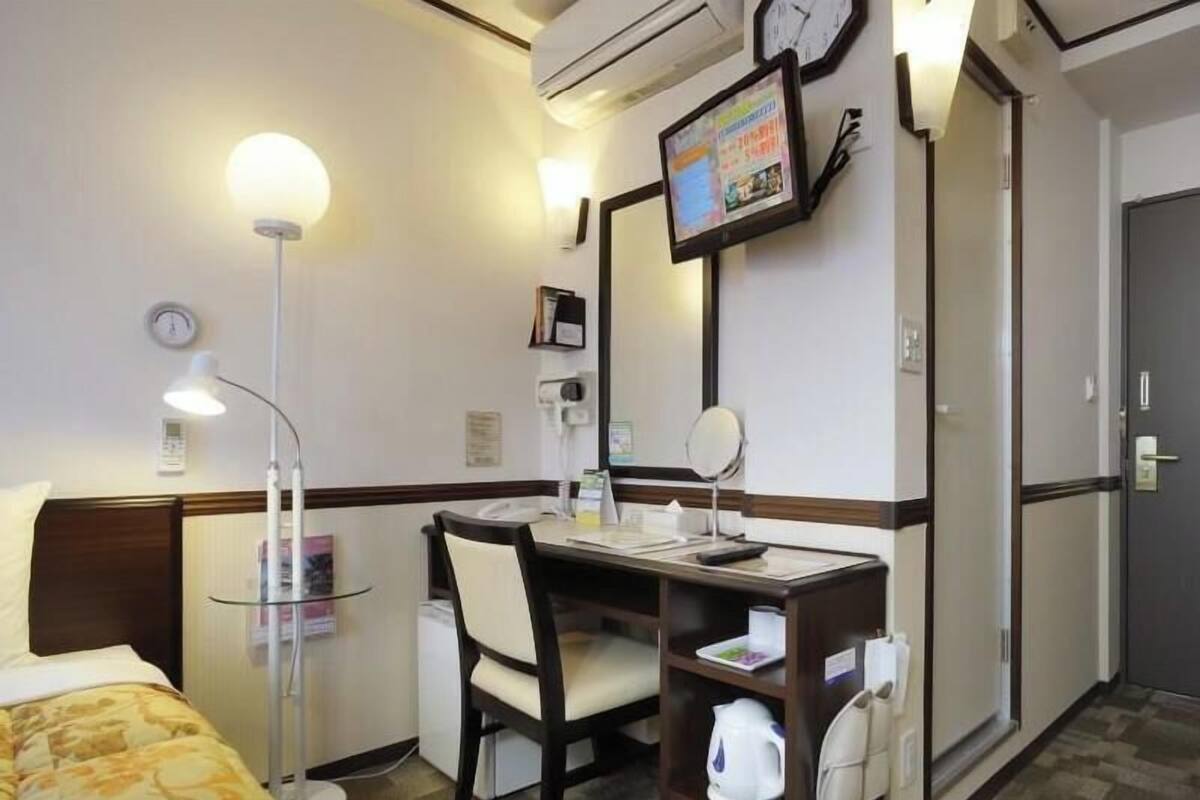 Escritorio, cortinas blackout y wifi gratis