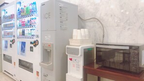 Vending machine - Toyoko Inn Tokyo Ueno Tawaramachi-eki (Tokyo)