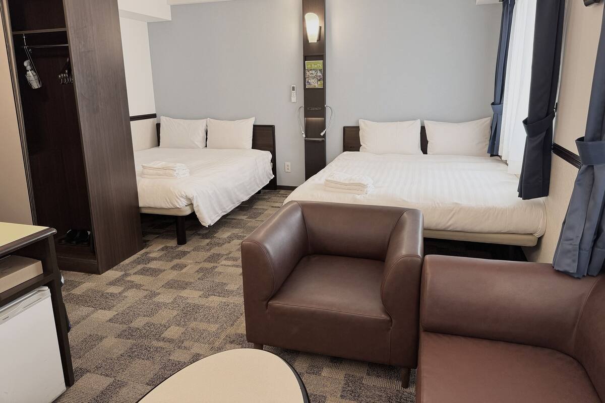 Habitación Deluxe con 2 camas individuales, 2 camas de matrimonio, no fumadores | Escritorio y espacio para trabajar con un portátil