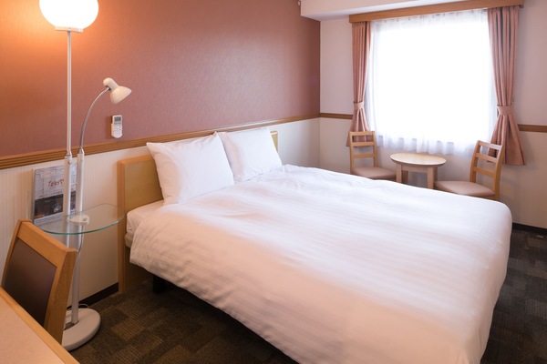 Desk, laptop workspace, free WiFi, bed sheets