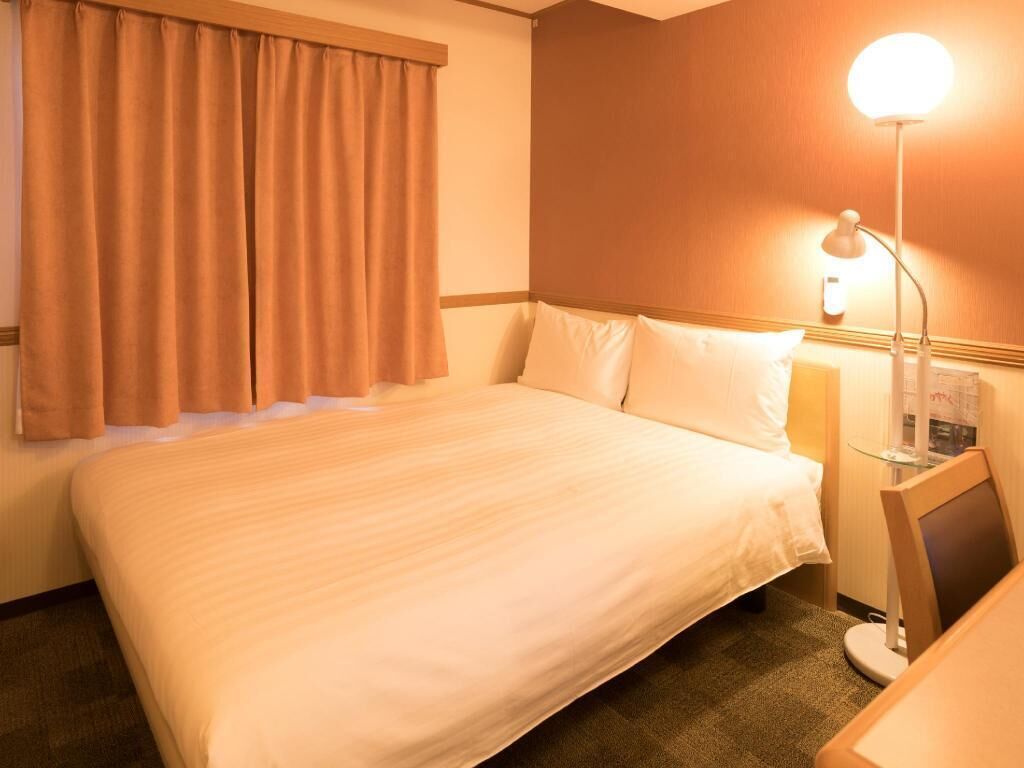 Desk, laptop workspace, free WiFi, bed sheets