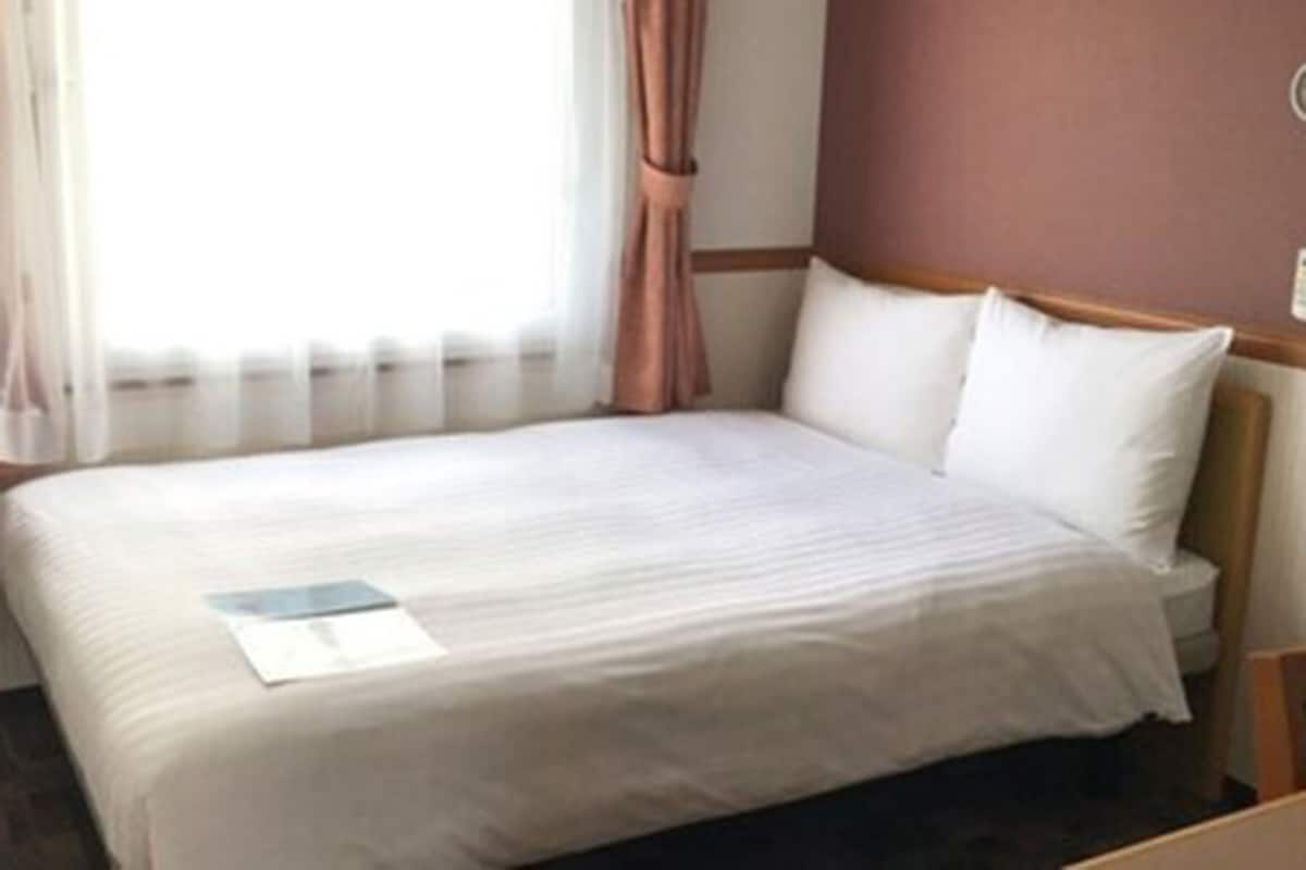 Desk, laptop workspace, free WiFi, bed sheets