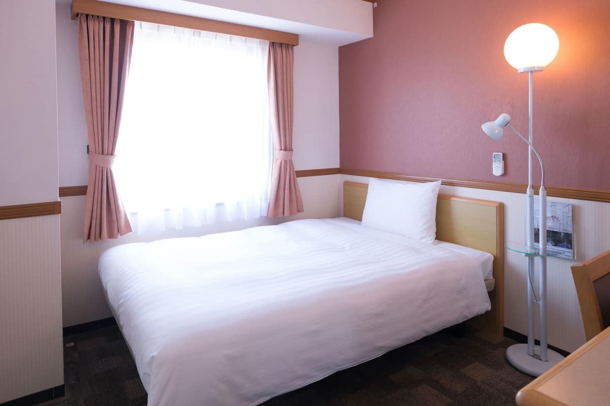 Desk, laptop workspace, free WiFi, bed sheets