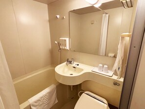 Duschwanne, kostenlose Toilettenartikel, Handtücher