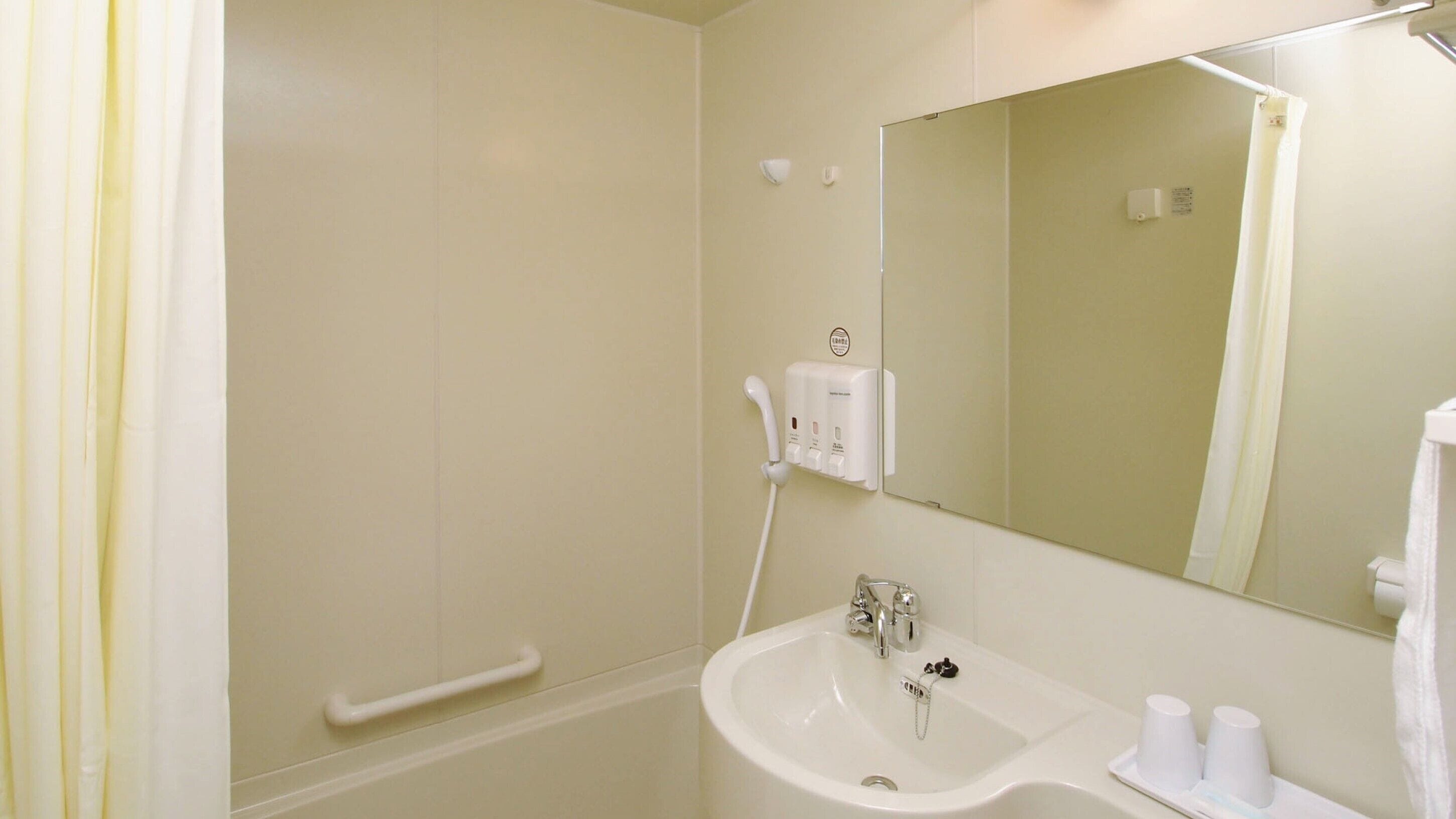 combined shower/bathtub, electronic bidet, towels