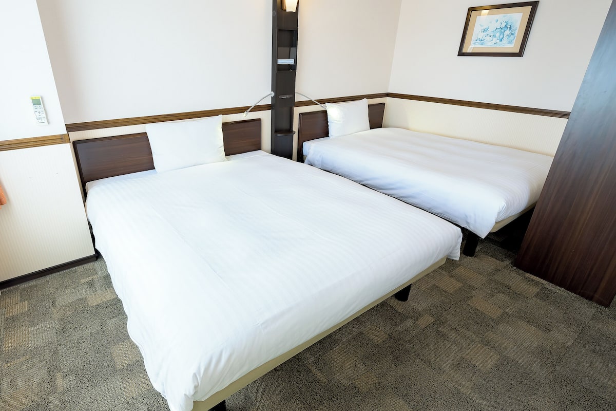 Deluxe Twin Room, Smoking | Desk, laptop workspace, bed sheets