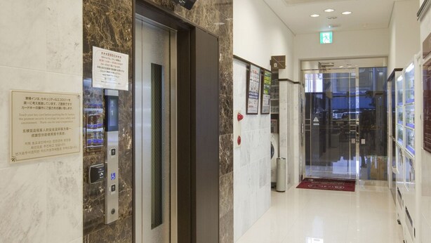 A modern elevator with a digital display, marble walls, and a clean, reflective floor. - Toyoko Inn Tochigi Ashikaga Station Kita (Ashikaga)