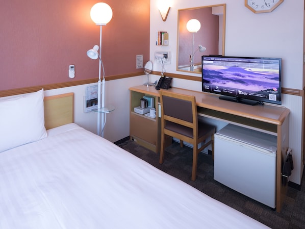 Skrivebord, wi-fi (inkludert) og sengetøy