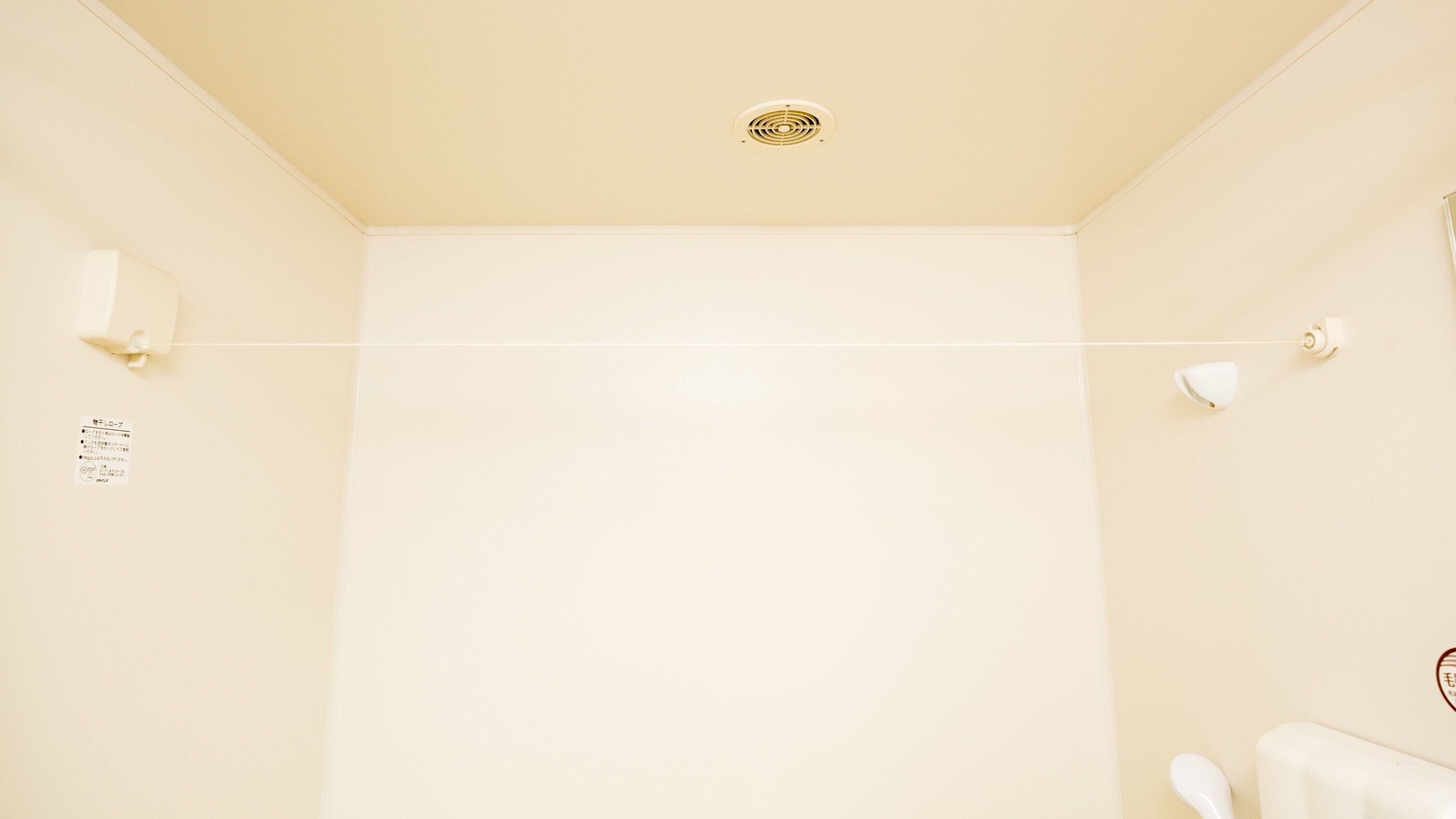 combined shower/bathtub, slippers, electronic bidet, towels