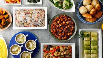 Verschiedene Gerichte, darunter ein Salat, eine Auflaufform und Knödel.