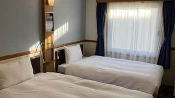 Escritorio, cortinas blackout y tabla de planchar con plancha