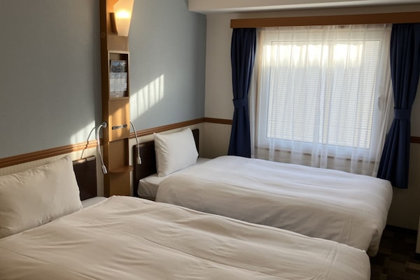 Desk, blackout drapes, iron/ironing board, free WiFi