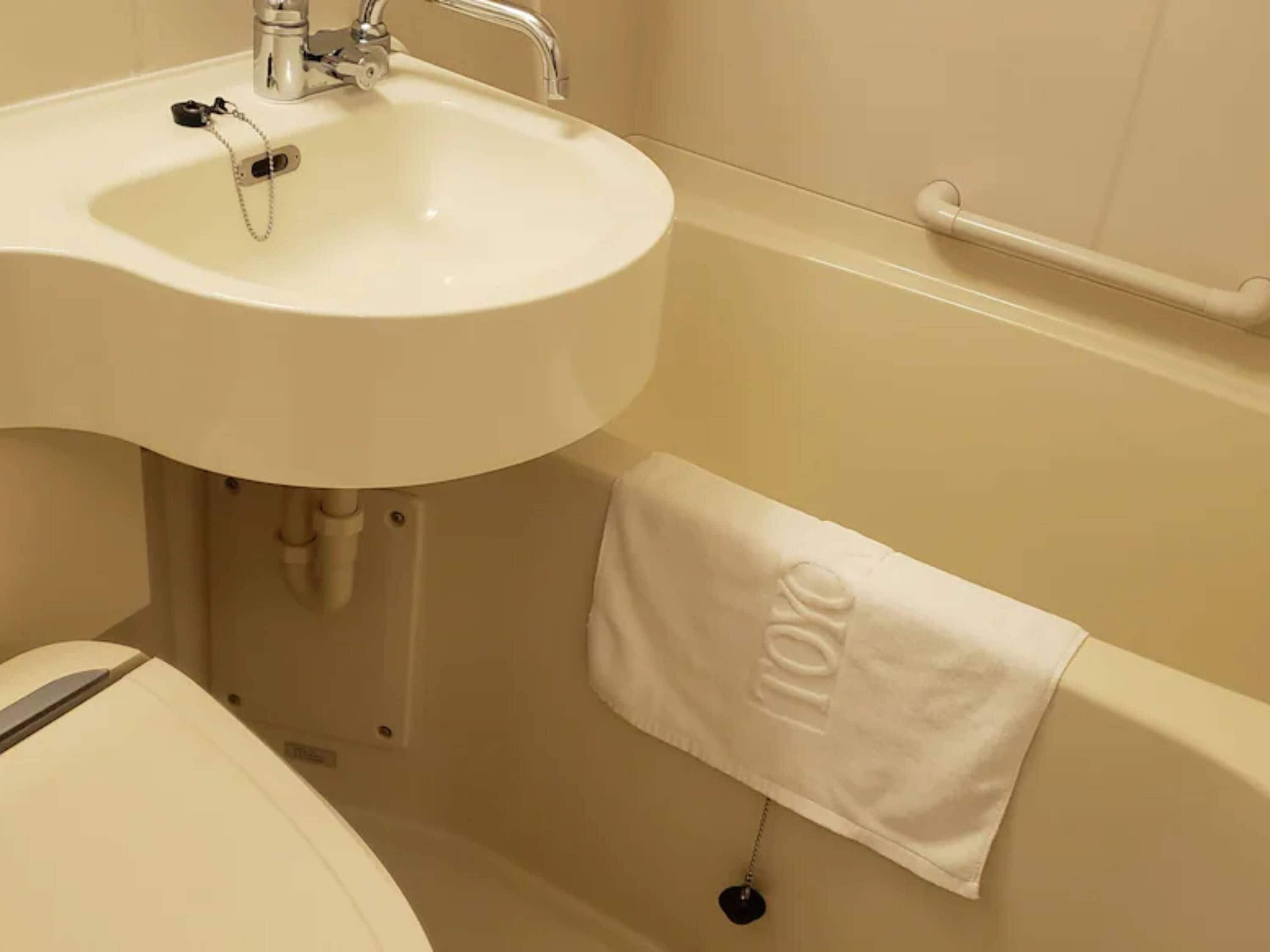 combined shower/bathtub, deep-soaking bathtub, free toiletries