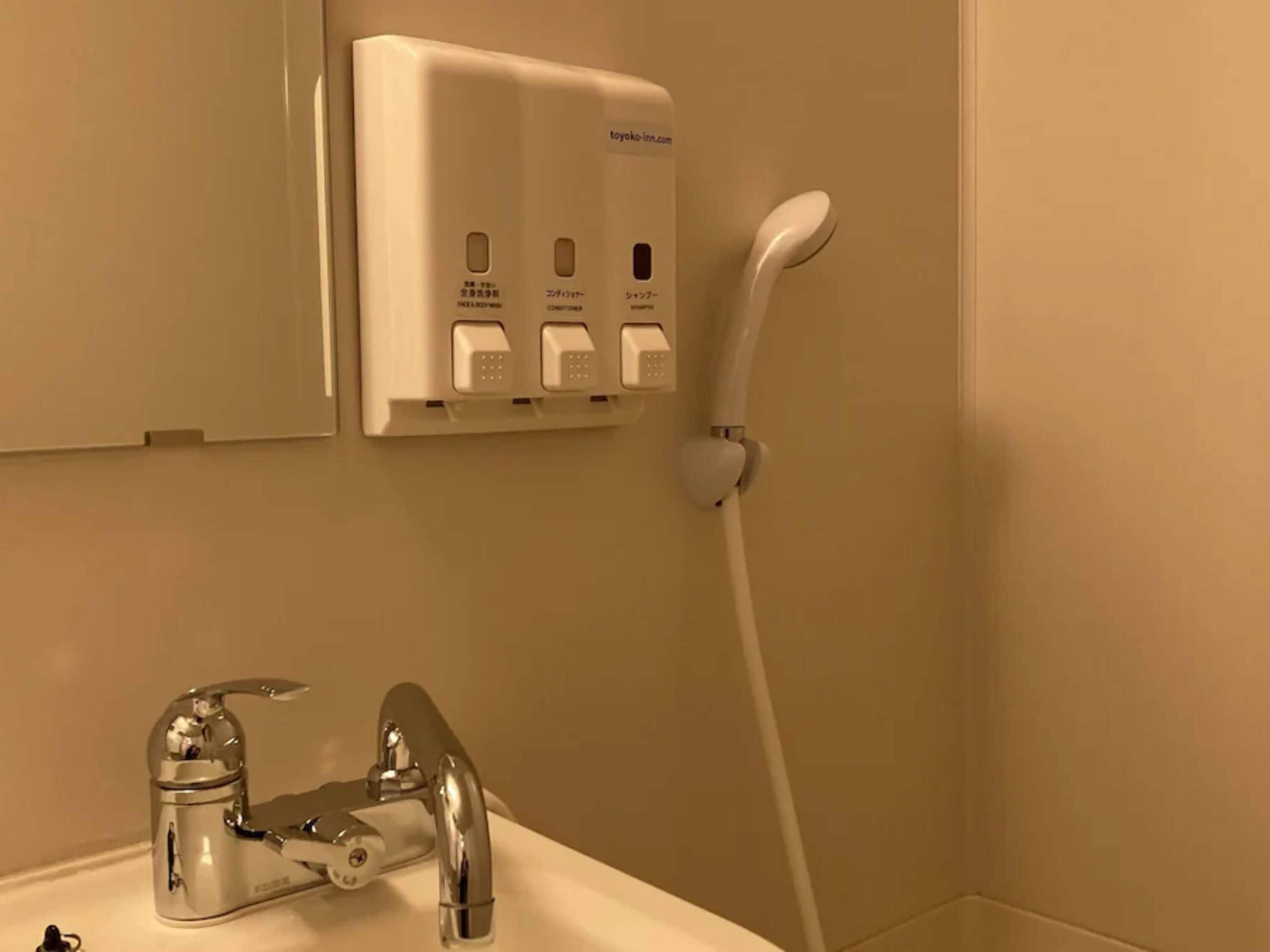 combined shower/bathtub, deep-soaking bathtub, free toiletries