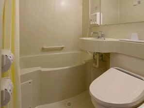 Suihkun ja ammeen yhdistelmä, WC-istuin sähköisellä bideellä, pyyhkeet