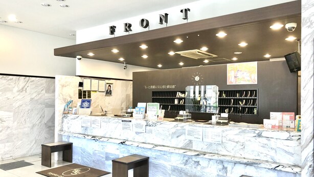 A reception desk with a marble counter, a clock, and a sign that reads "FRONT". - Toyoko Inn Shonan Chigasaki Station Kita (Chigasaki)
