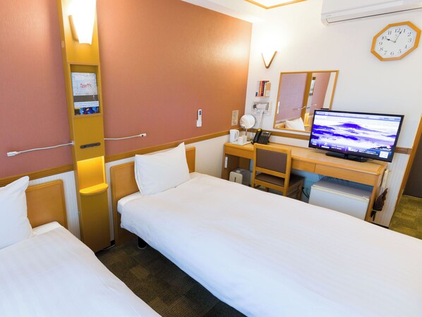 Desk, laptop workspace, free WiFi, bed sheets - Toyoko Inn Tobu Utsunomiya Station Nishi (Utsunomiya)