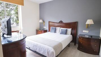 Habitación Premium doble | Escritorio y espacio para trabajar con un portátil