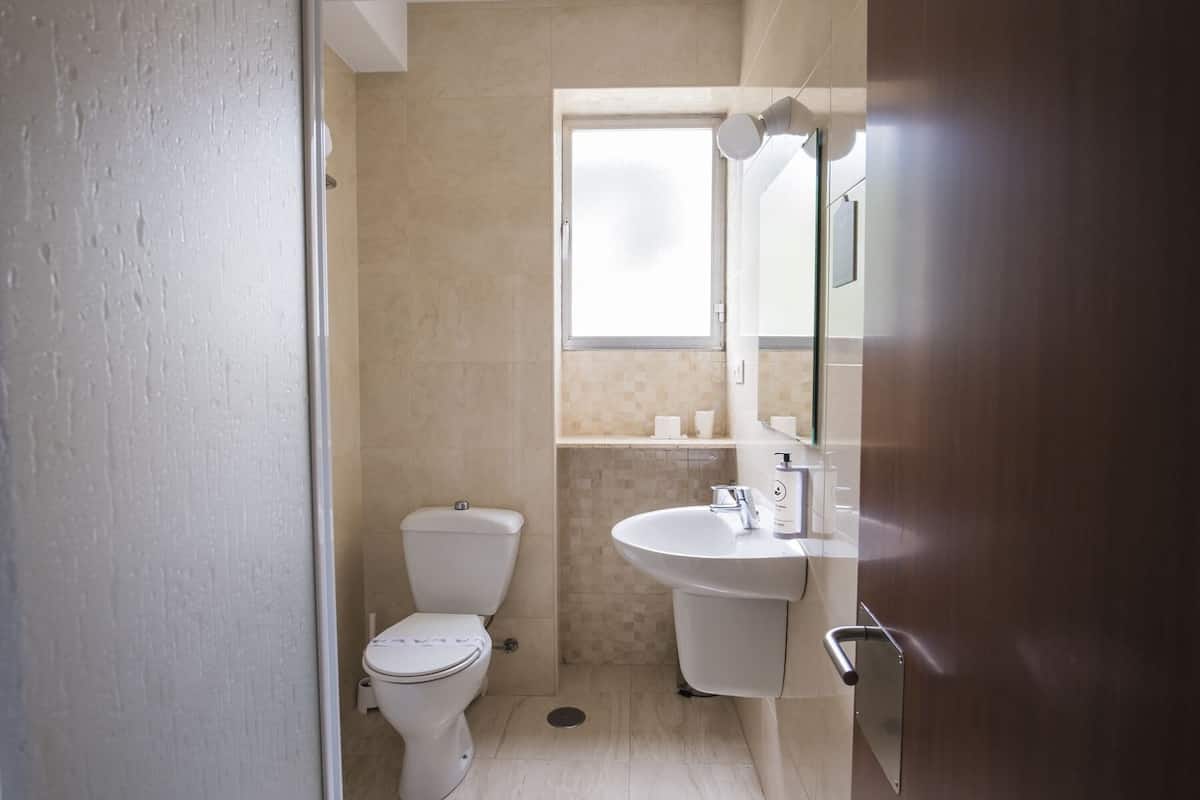 Twin Room | Bathroom | Hair dryer, towels, soap, shampoo