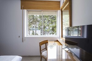 尊榮雙人房 | 書桌、筆電工作空間、隔音、免費無線上網