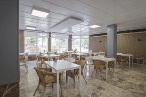 Breakfast, lunch and dinner served - Alda Cabanas Playa (Cabanas)