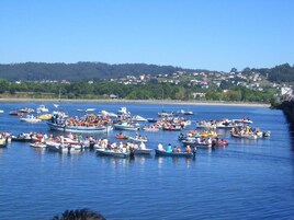 Un puerto deportivo lleno de diferentes embarcaciones.