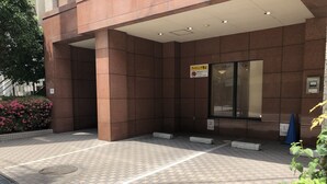 A building entrance with a tiled ground, a bench, and a sign indicating no parking. - Toyoko Inn Osaka Temmabashi Otemae (Osaka)