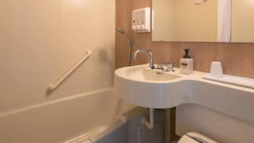 Combined shower/bathtub, slippers, bidet, towels