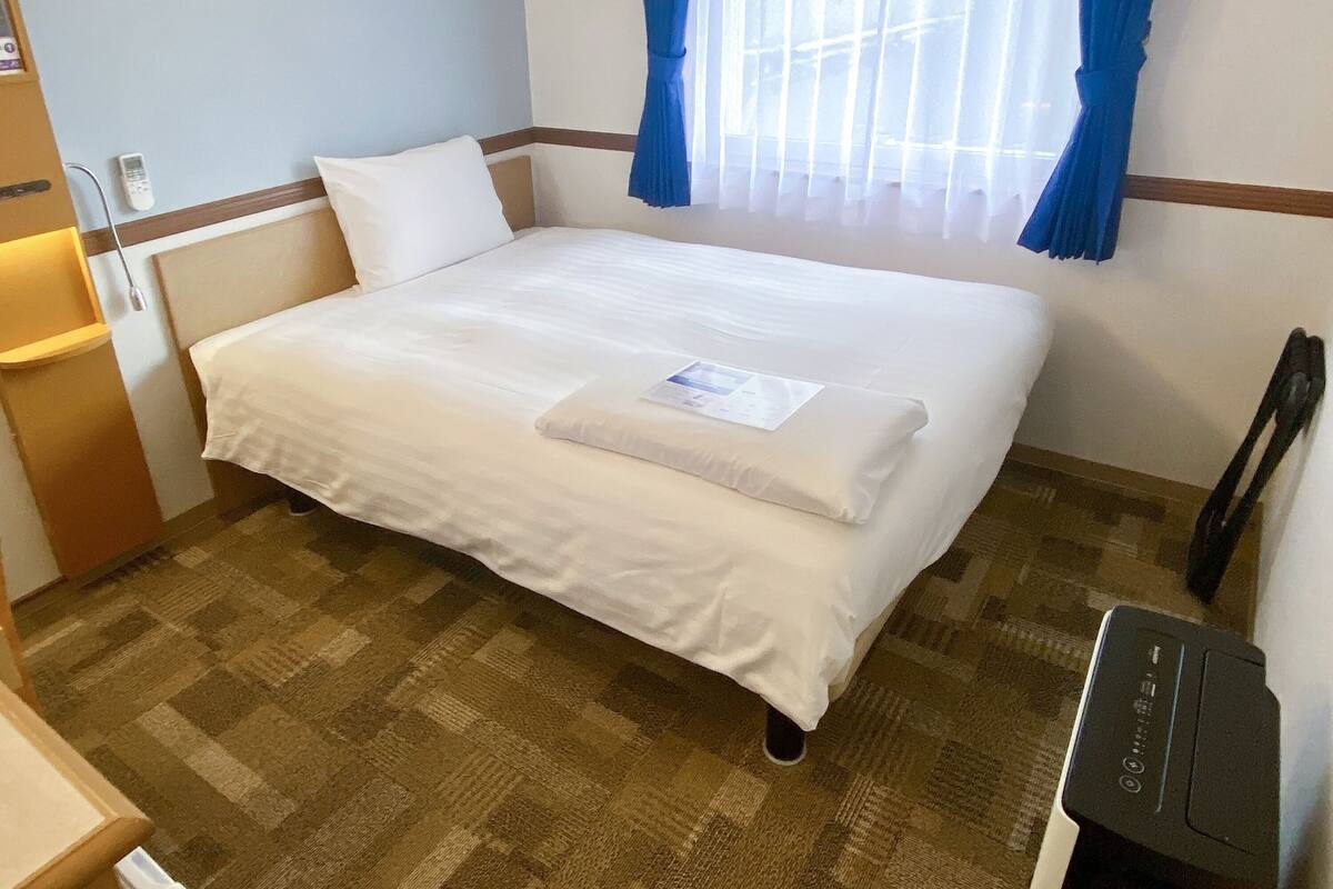Escritorio, cortinas blackout, wifi y ropa de cama 