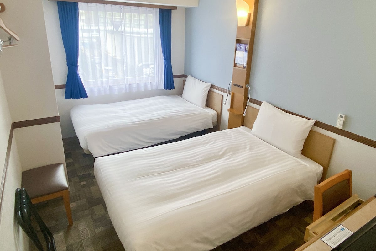 Desk, blackout curtains, WiFi, bed sheets