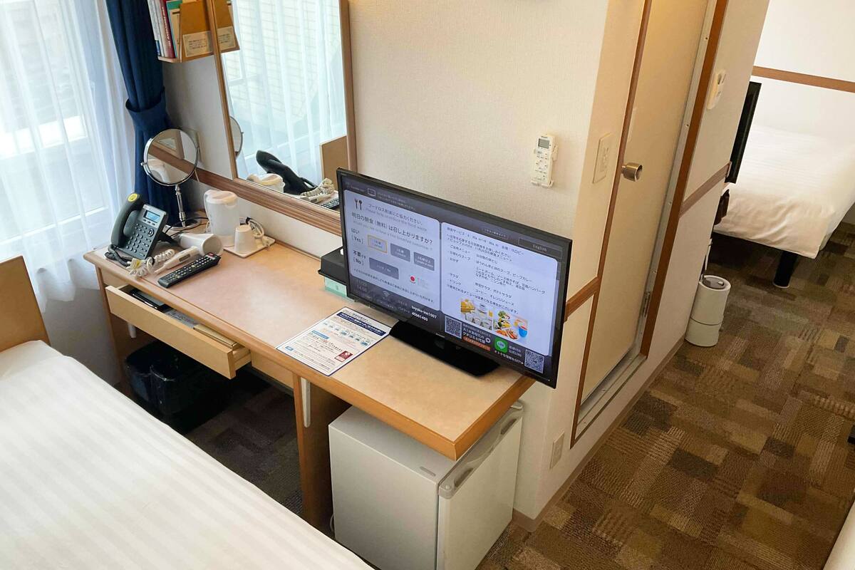 Escritorio, cortinas blackout, wifi y ropa de cama 