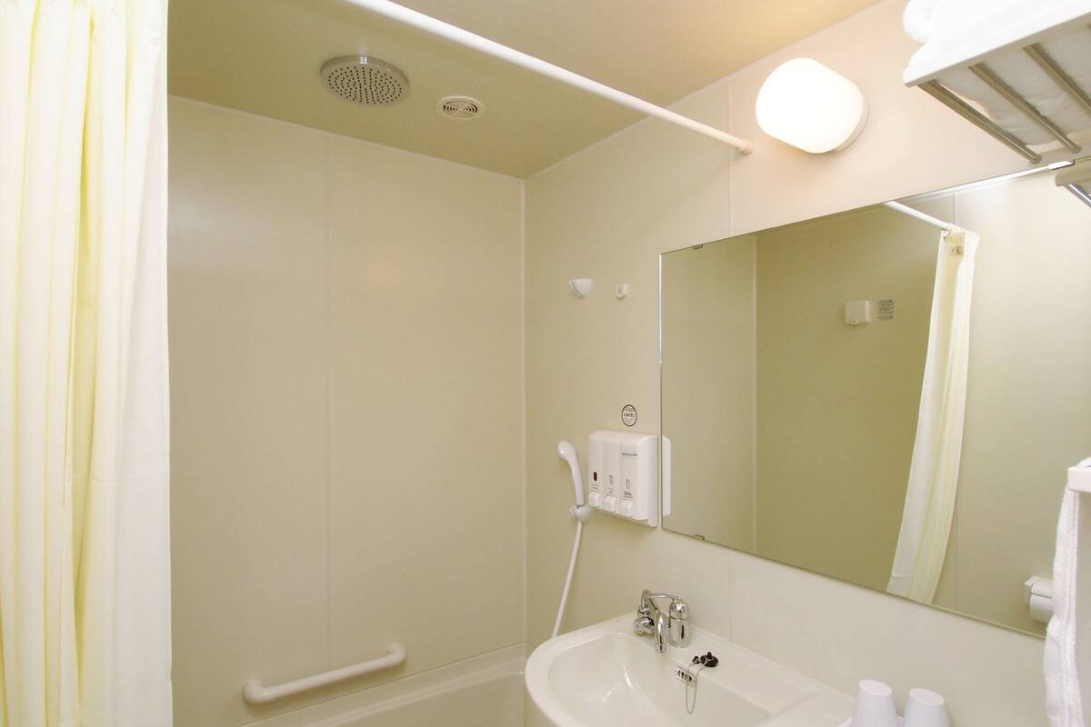 combined shower/bathtub, free toiletries, hair dryer, slippers