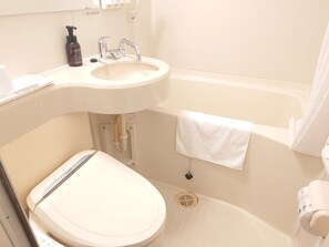Kombinasi shower/bathtub, sandal, kloset, dan handuk
