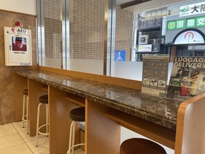 Lobby lounge - Toyoko Inn Osaka Hommachi No.1 (Osaka)