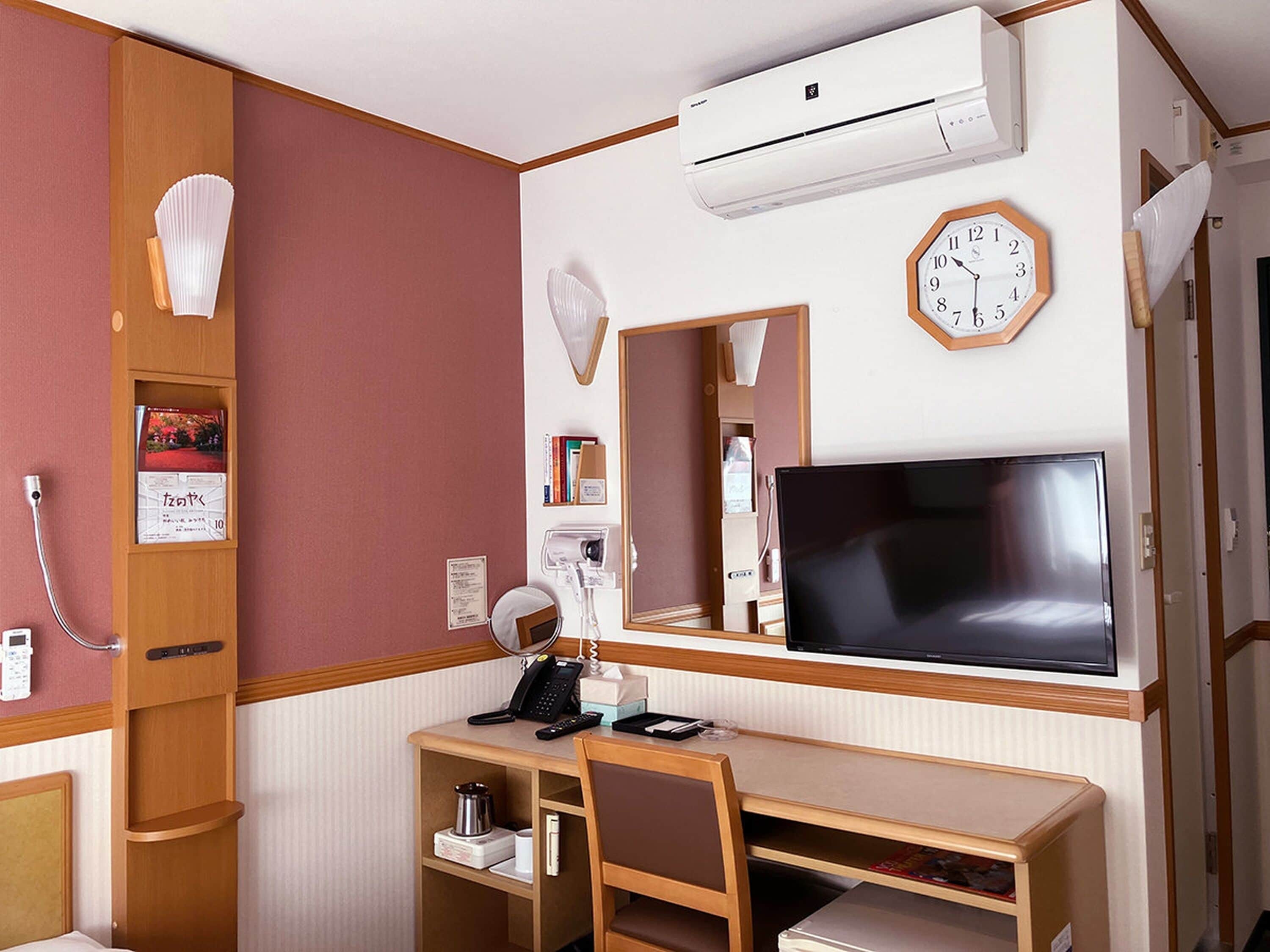 مكتب ومساحة عمل للكمبيوتر المحمول وستائر تعتيم وواي فاي