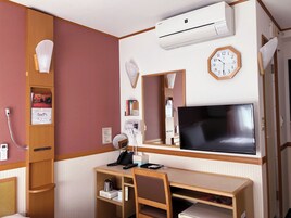 Escritorio, espacio para trabajar con laptop, cortinas blackout y wifi 