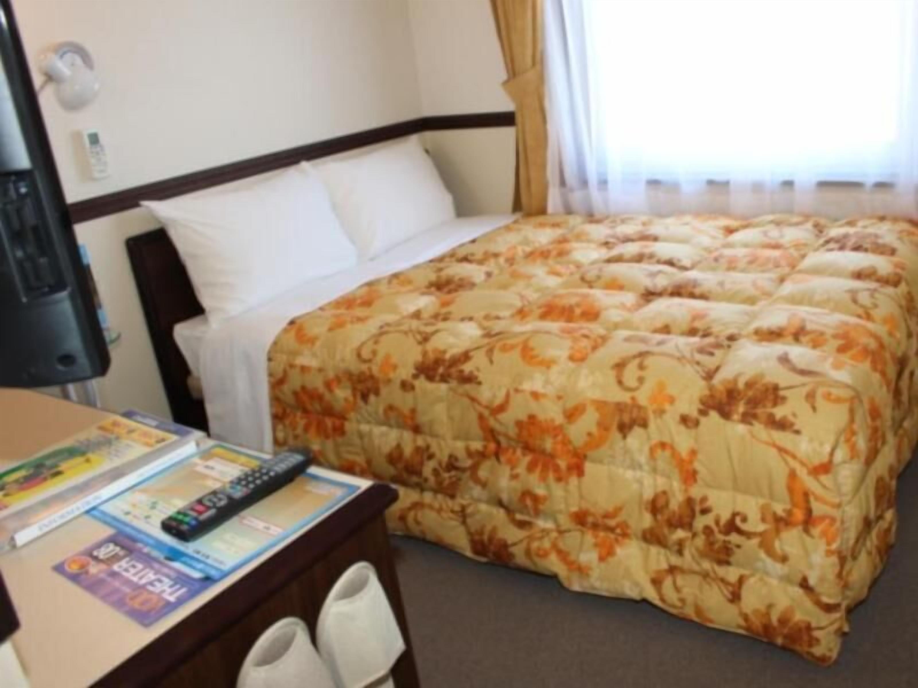 Escritorio, espacio para trabajar con laptop, cortinas blackout y wifi 