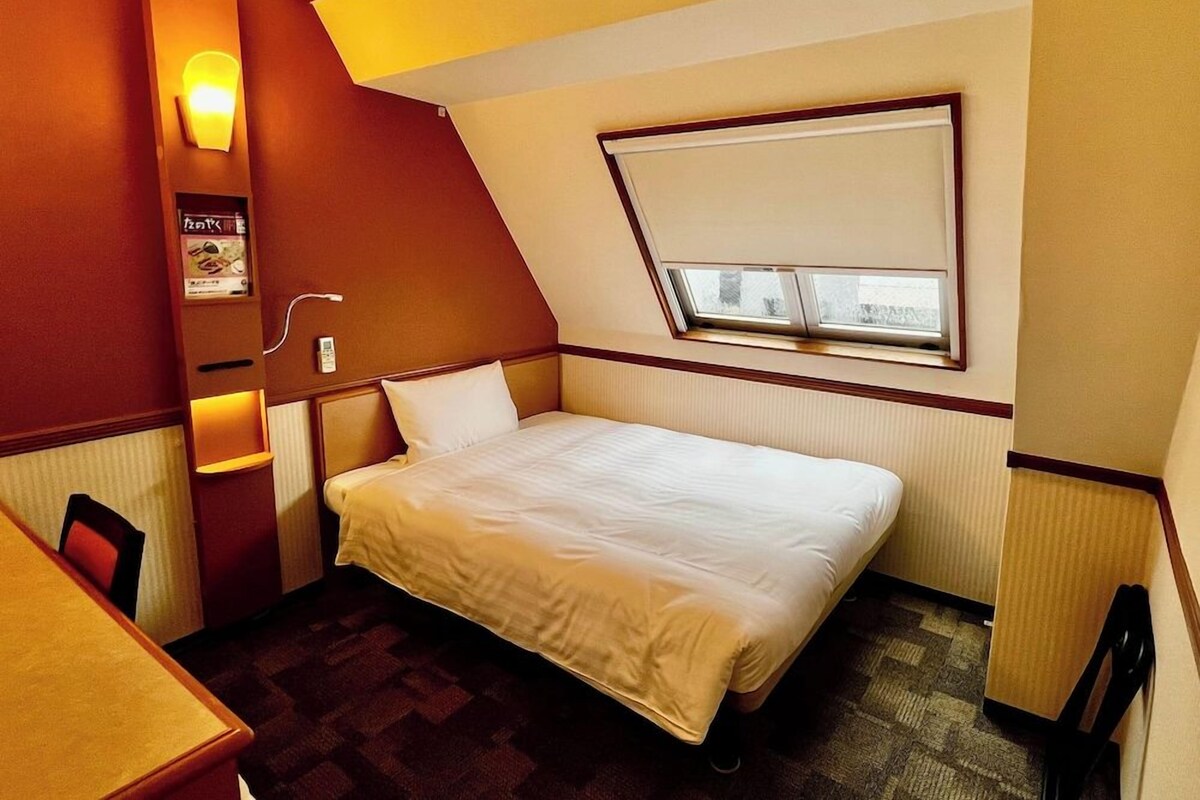 Down duvets, desk, free WiFi, bed sheets