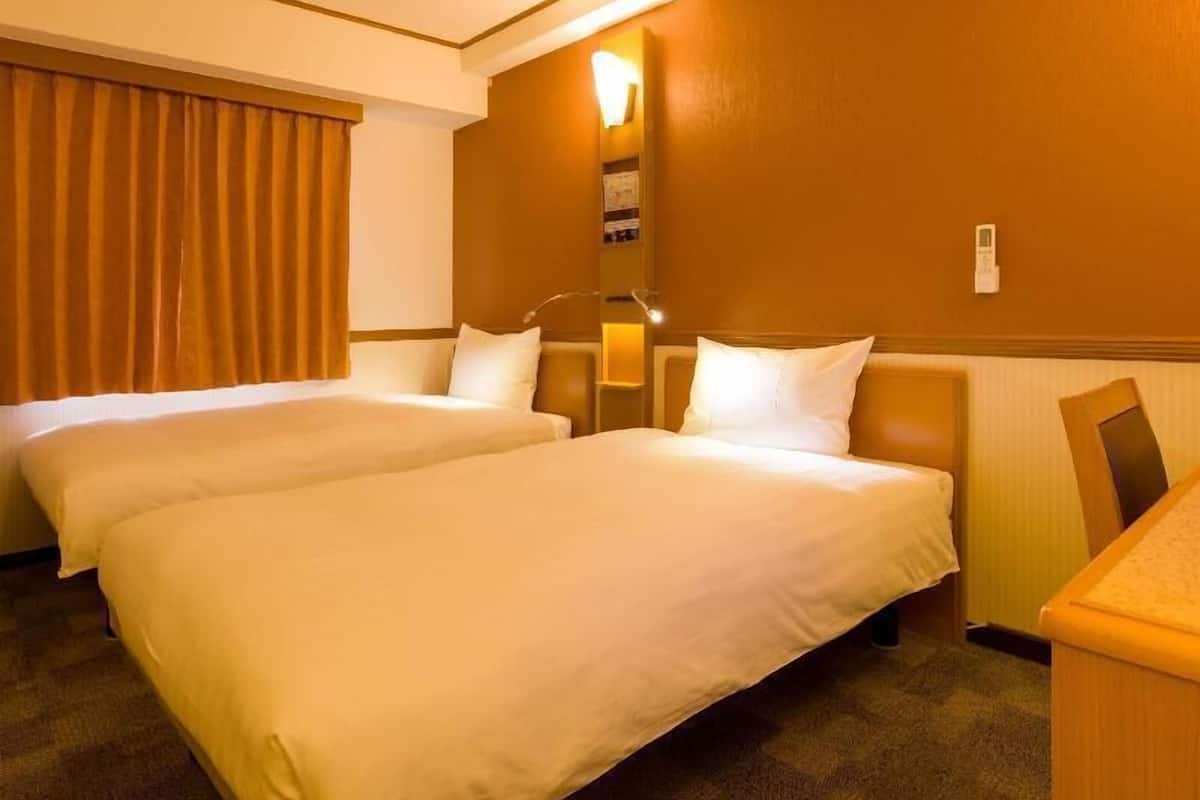 Edredón, escritorio, wifi gratis y ropa de cama