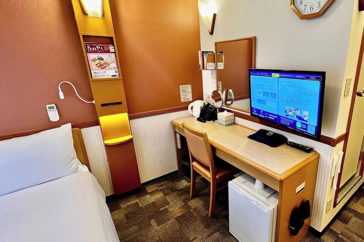 Down duvets, desk, free WiFi, bed sheets