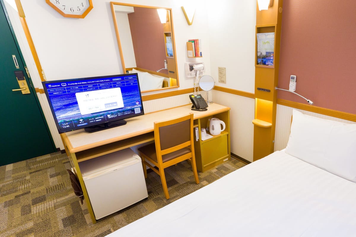 Edredón, escritorio, wifi gratis y ropa de cama